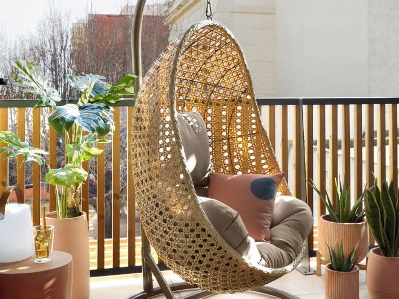 B2C Furniture Shiloh Outdoor Hanging Chair | Outdoor Furniture Review
